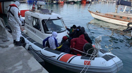 Yunanistan'ın ittiği 52 göçmen kurtarıldı