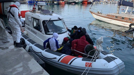 Yunanistan'ın ittiği 52 göçmen kurtarıldı