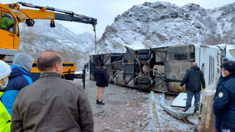 Sivas'ta yolcu otobüsü TIR'a çarptı: 1 ölü , 27 yaralı