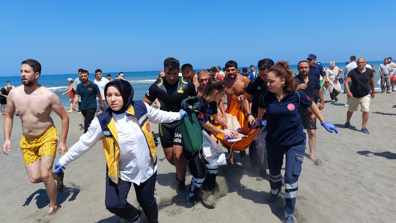 Karadeniz 1 çocuğa mezar oldu! 2 çocuksa son anda kurtarıldı - Resim : 2