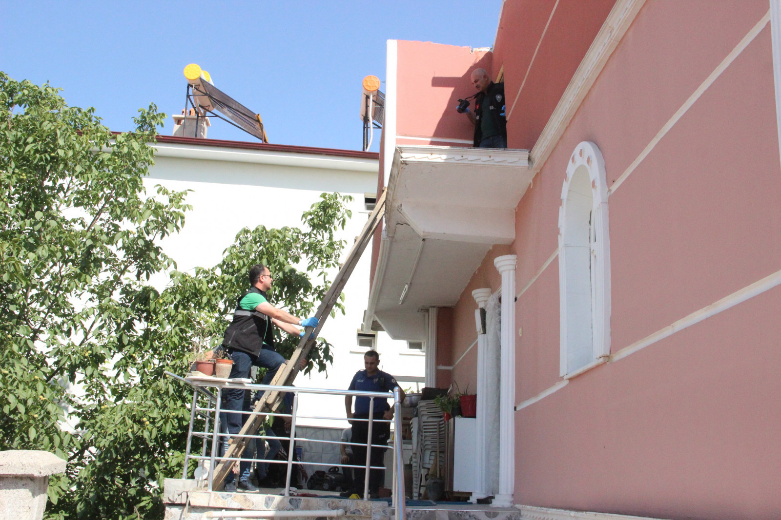 Tadilatını yaptığı çatıdan balkona düştü ağır yaralandı! - Resim : 2