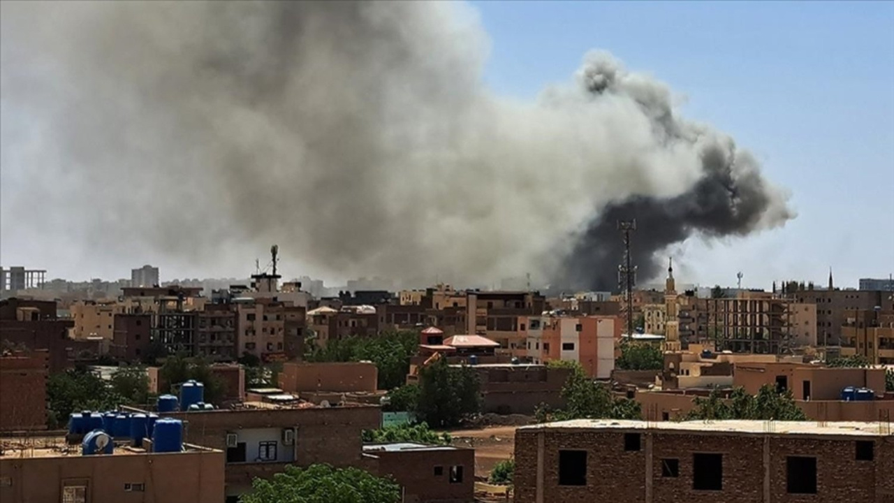 Sudan'ın başkenti Hartum'da şiddetli patlama meydana geldi