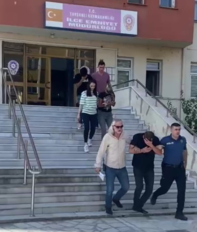 Tavşanlı'da yakalanan 2 hırsızlık şüphelisi tutuklandı - Resim : 1