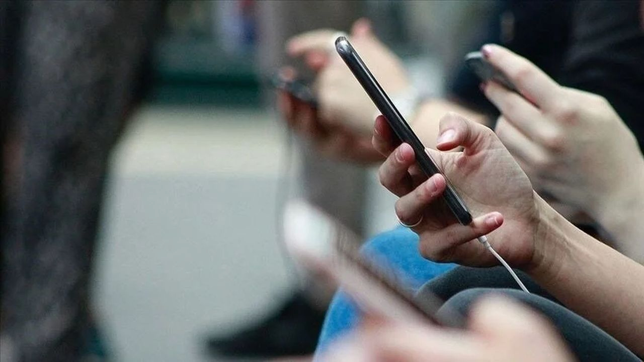 Cumhurbaşkanı Erdoğan duyurdu! Gençlere vergisiz telefon ve evlilik kredisi