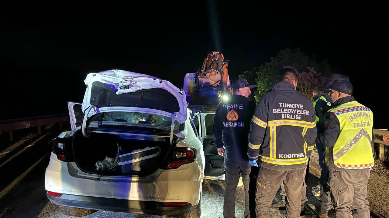 Amasya'da feci kaza! Vinçle otomobil çarpıştı!