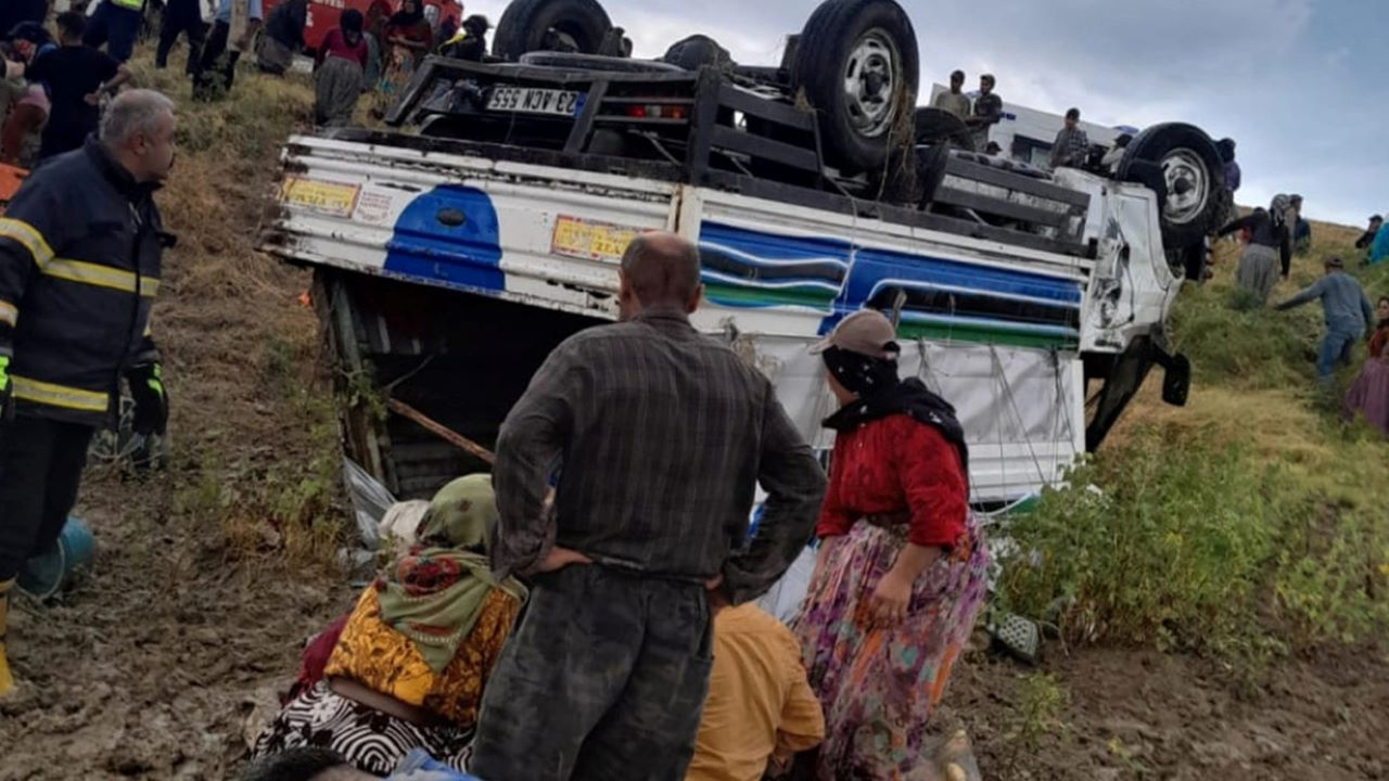 Çorum'da tarım işçilerini taşıyan araç devrildi: 12 yaralı