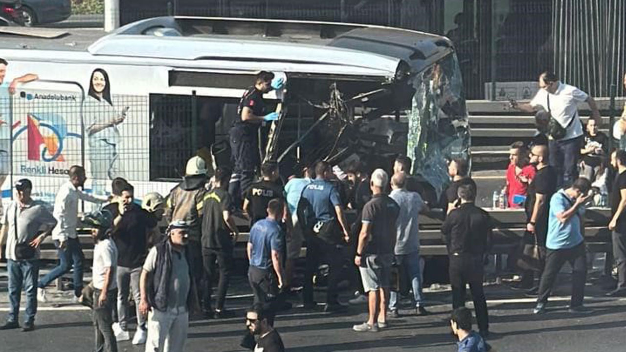 Küçükçekmece'de metrobüs kazası! Ölü ve yaralılar var