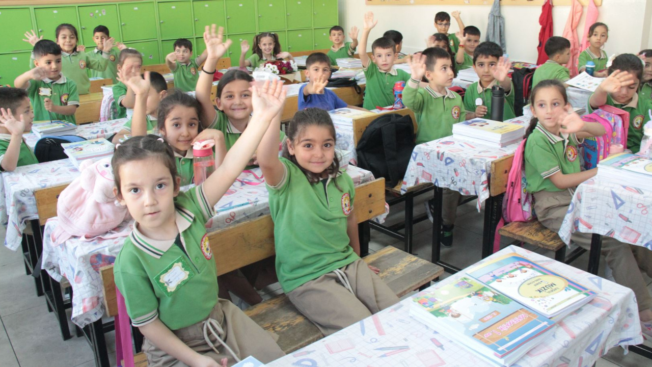 İlk ders zili törenlerle çaldı! 20 milyon öğrenci tatilin ardından ders başı yaptı