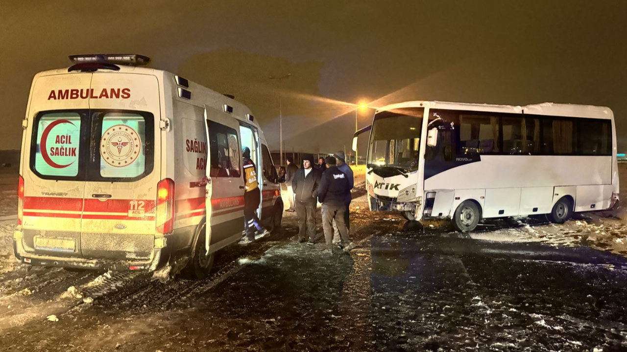 Yolcu otobüsü ve işçi servisi çarpıştı! Feci kazada 17 kişi yaralandı